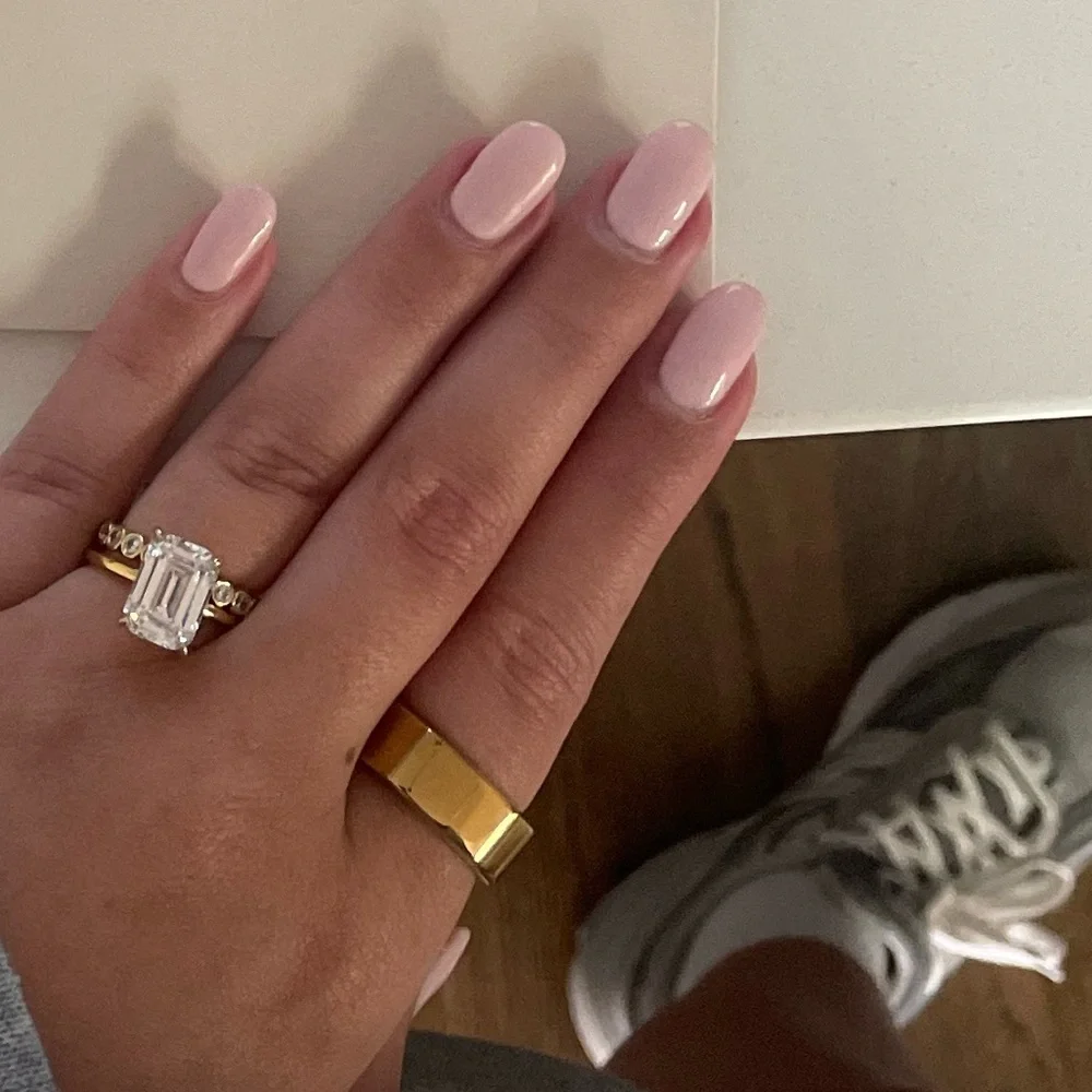 Oura Ring Gen3 in Heritage Gold with Charger in Sleek Black